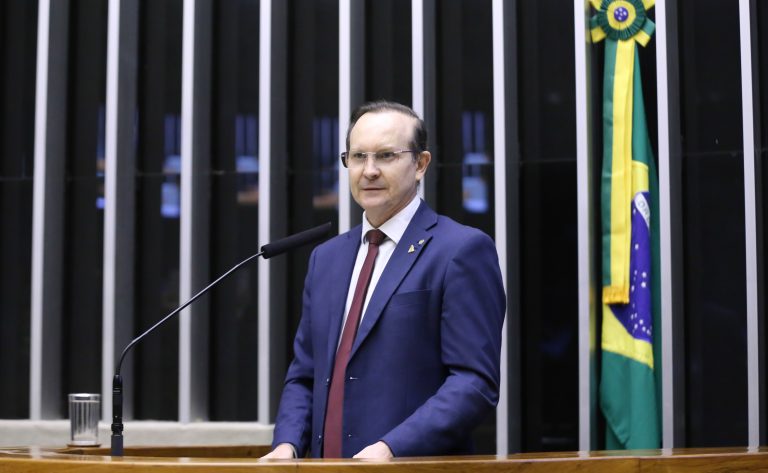Comissão aprova autorização para motorista de aplicativo parar em qualquer local para passageiro com necessidade especial - Notícias