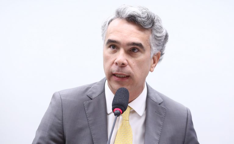 Comissão aprova busca ativa para identificar estudantes em situação ou risco de evasão escolar - Notícias