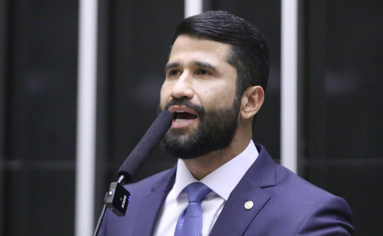Comissão aprova criminalização da posse de celular por detento - Notícias