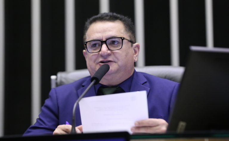 Comissão aprova determinação de que escolas substituam sons estridentes por música pra preservar aluno com autismo - Notícias
