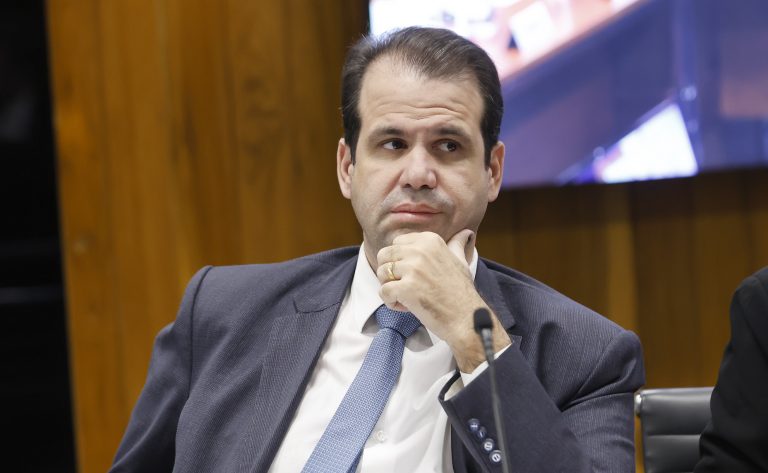 Comissão aprova exigência de informações sobre calibragem em aparelhos de radioterapia - Notícias