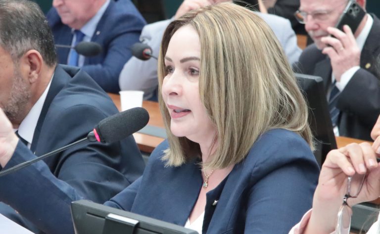 Comissão aprova previsão de piso salarial para professores contratados por tempo determinado  - Notícias