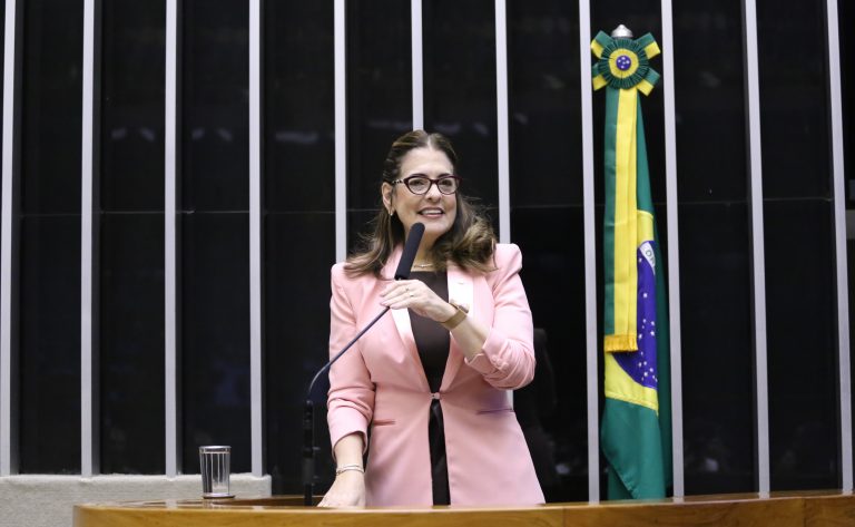 Comissão aprova prioridade para trabalhador tirar férias no mesmo período dos filhos - Notícias