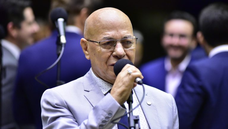 Comissão aprova proibição de discriminação de aluno bolsista - Notícias