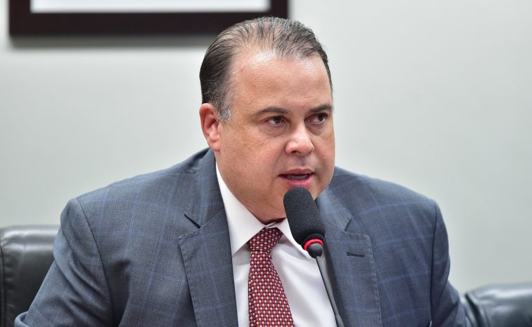 Comissão aprova projeto que facilita instalação de infraestruturas básicas de telefonia celular - Notícias