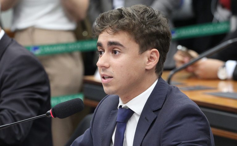 Comissão aprova projeto que proíbe escolas de aprovar alunos que não têm nota para passar de ano - Notícias