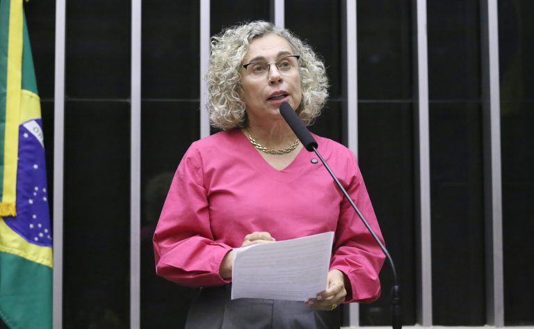 Comissão aprova projeto que proíbe qualquer caso de casamento antes dos 16 anos - Notícias