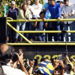 De tornozeleira, Bolsonaro participa de motociata em Brasília