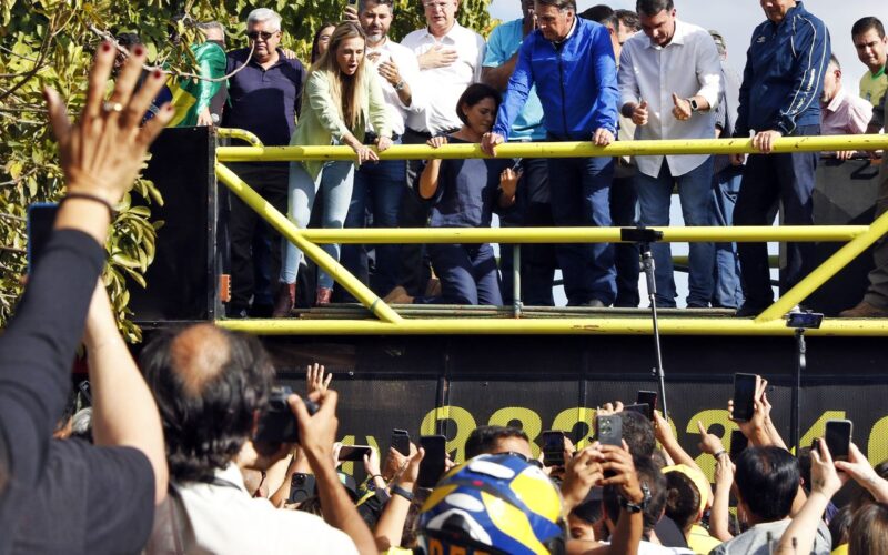 De tornozeleira, Bolsonaro participa de motociata em Brasília