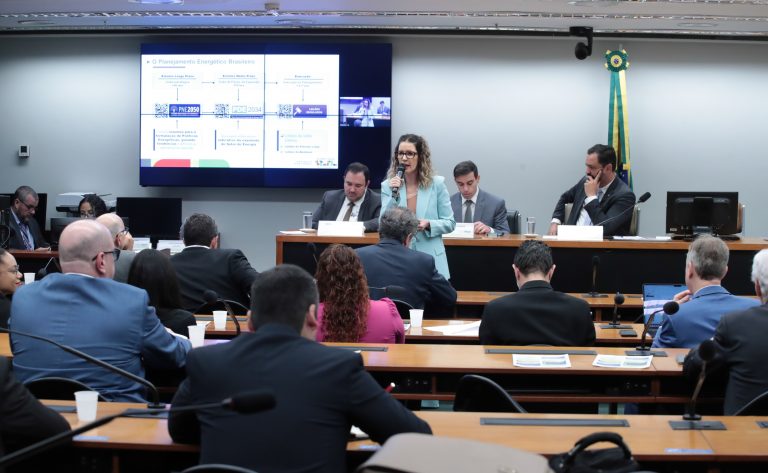 Debatedores defendem inserção de sistemas de armazenamento na matriz elétrica - Notícias