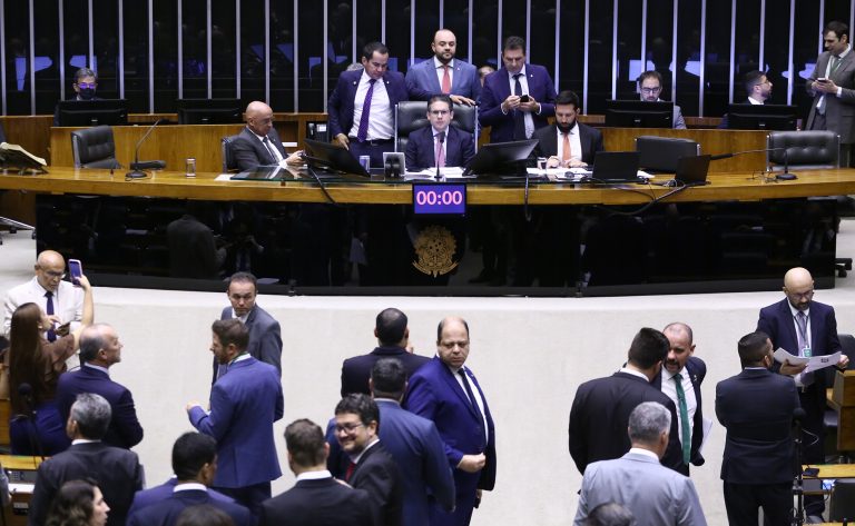 Deputados analisam projeto que proíbe uso de animais em testes de cosméticos; acompanhe - Notícias