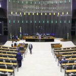 Deputados analisam projeto que reforça medida protetiva em caso de aproximação do agressor; acompanhe – Notícias