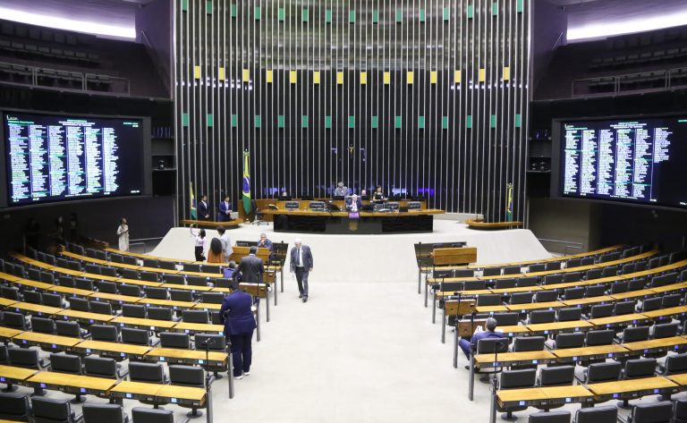 Deputados analisam projeto que reforça medida protetiva em caso de aproximação do agressor; acompanhe - Notícias
