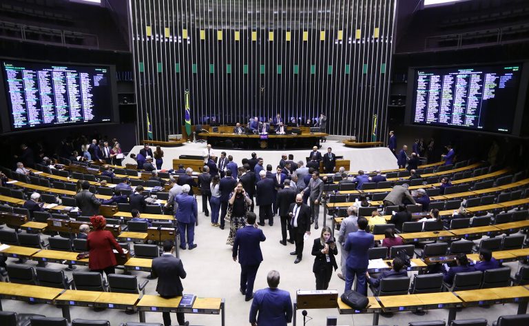 Deputados criticam anúncio dos EUA de tarifa de 50% para as exportações brasileiras - Notícias