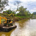 Dragagem em Rio do Oeste já retirou o equivalente a 1.140 caminhões caçamba de detritos