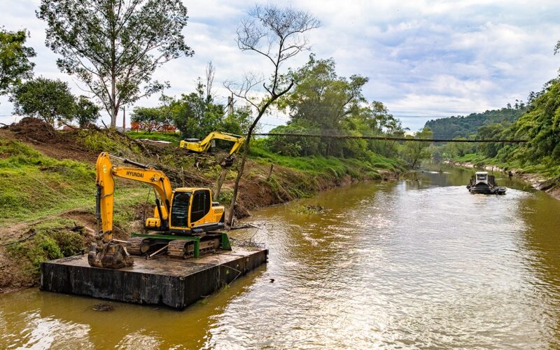 Dragagem em Rio do Oeste já retirou o equivalente a 1.140 caminhões caçamba de detritos