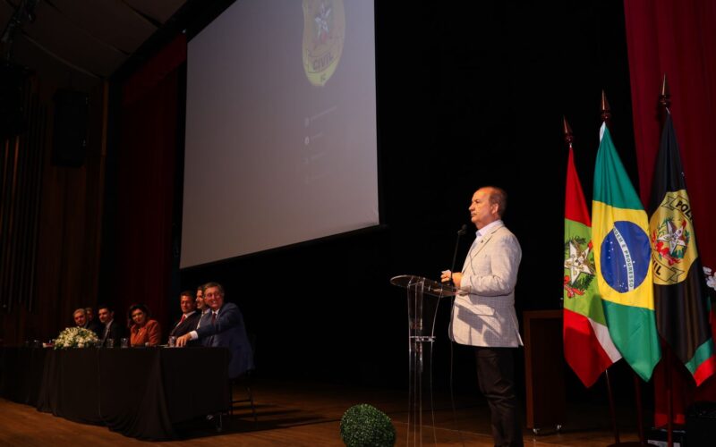 Durante formatura de delegados, psicólogos e escrivã da Polícia Civil, governador autoriza novo concurso público para agentes