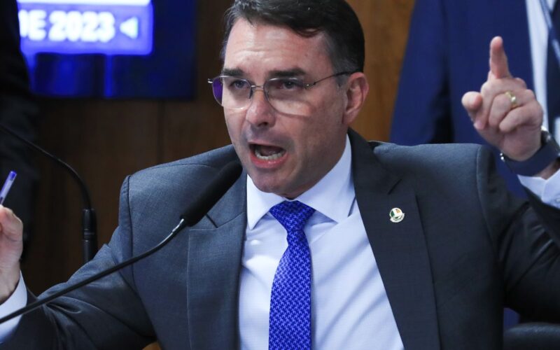 Em dia de operação contra Jair Bolsonaro, Flávio desembarca na Europa