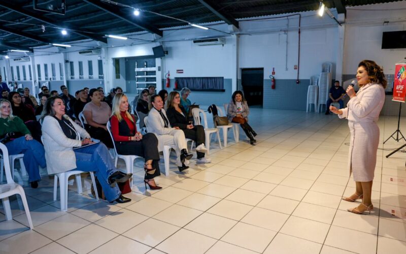 Em palestra sobre prevenção à violência doméstica, vice-governadora relata ações do Estado em defesa das mulheres