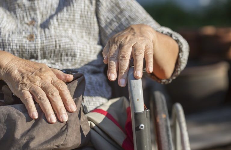Entra em vigor lei que aumenta as penas para abandono de idoso ou pessoa com deficiência - Notícias