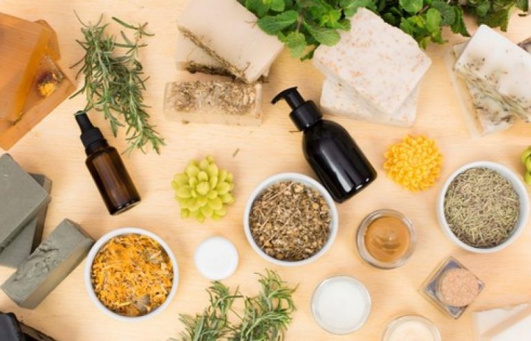Entra em vigor lei que isenta cosméticos e perfumes artesanais de registro na Anvisa - Notícias