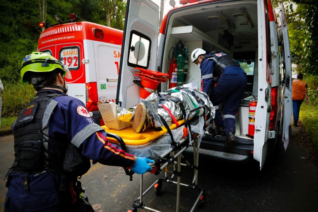 Equipes do Samu participam de simulado de preparação para desastres naturais em Blumenau