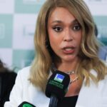 Erika Hilton pede ao STF bloqueio das contas de Eduardo Bolsonaro