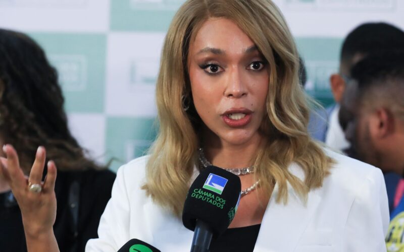 Erika Hilton pede ao STF bloqueio das contas de Eduardo Bolsonaro