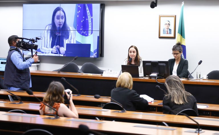 Especialistas defendem currículos educacionais feitos por técnicos e focados em conhecimentos específicos - Notícias