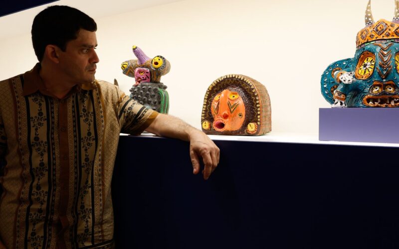 Exposição traz monstros coloridos de barro de artista pernambucano