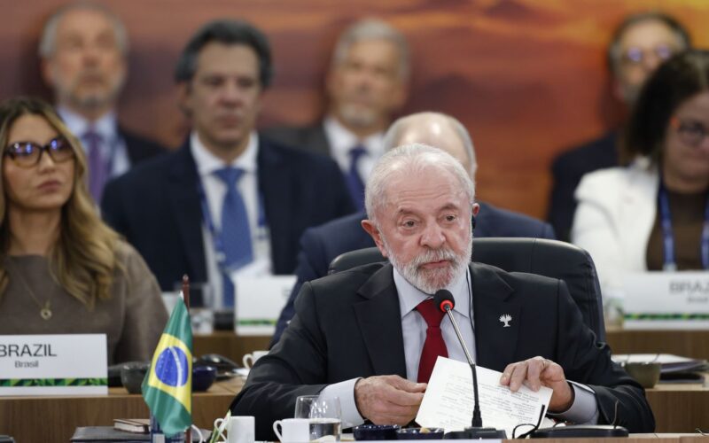 FMI e Banco Mundial financiam países ricos, critica Lula no Brics