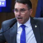 Flávio Bolsonaro desembarca na Europa durante operação na casa do pai