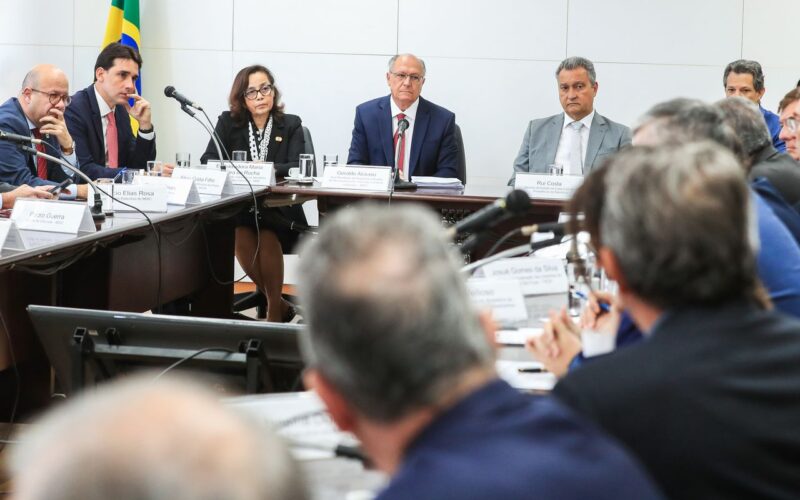 Governo busca negociação com EUA e pede apoio de empresários
