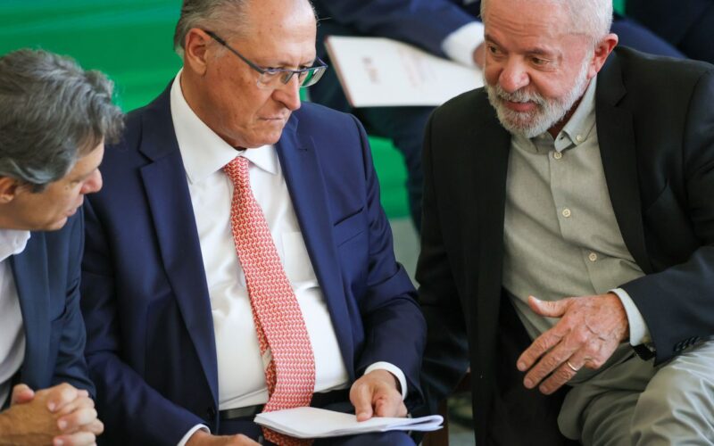 Governo vai trabalhar para reverter taxação dos EUA, diz Alckmin