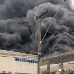 Incêndio atinge galpões comerciais em Barueri, na Grande São Paulo