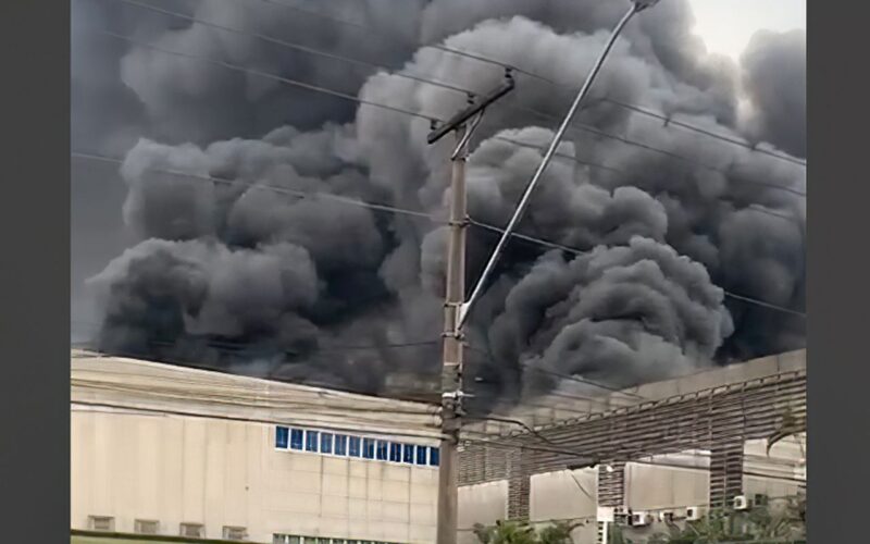 Incêndio atinge galpões comerciais em Barueri, na Grande São Paulo