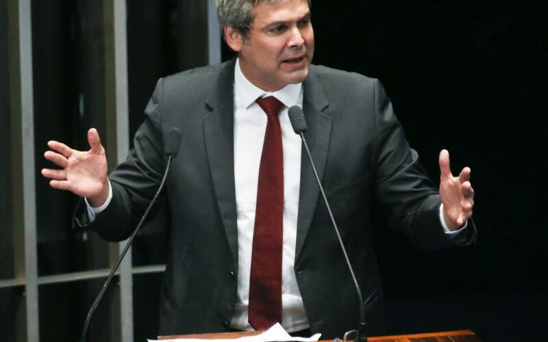 Líder do PT na Câmara diz que tarifas de Trump são ataque à democracia