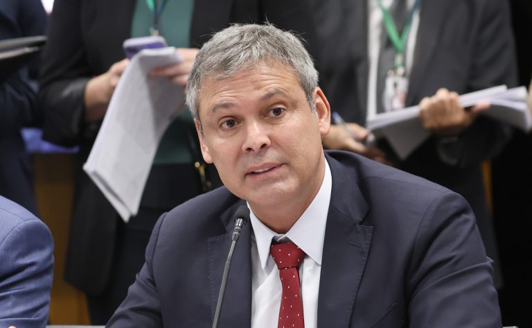 Líder do PT pede suspensão preventiva do mandato de Eduardo Bolsonaro - Notícias