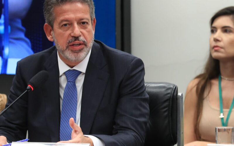 Lira amplia redução parcial de IR para quem ganha até R$ 7.350