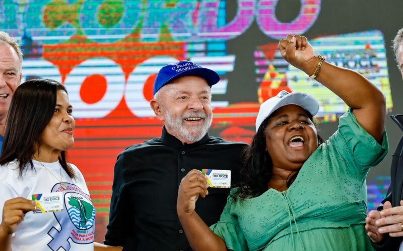 Lula anuncia R$ 3,7 bi para atingidos por lama da barragem em Mariana