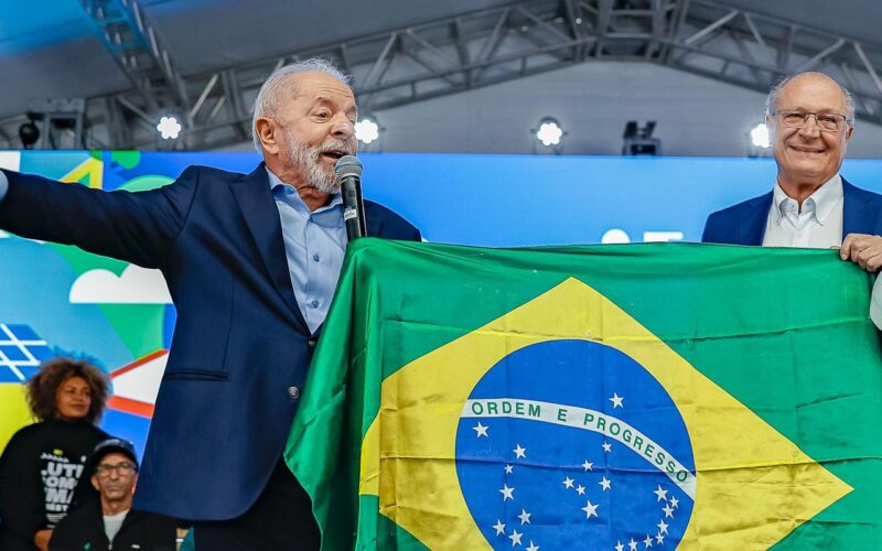 Lula chama Trump "para conversar" e reafirma que Brasil tenta negociar