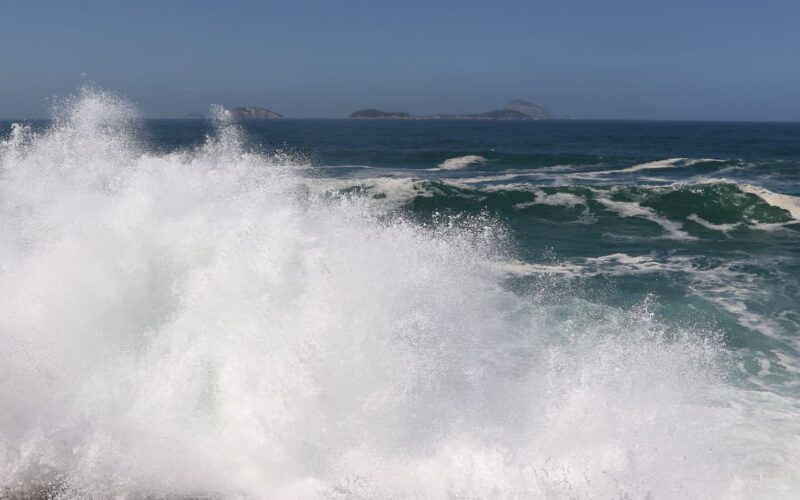Marinha mantém alerta de ondas fortes no Rio até quinta-feira