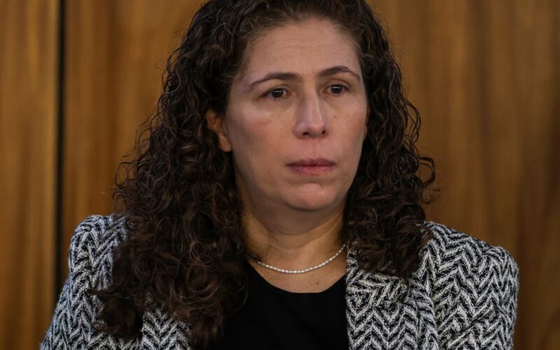 Ministra afirma que “cortar na carne” é tirar de serviços à população