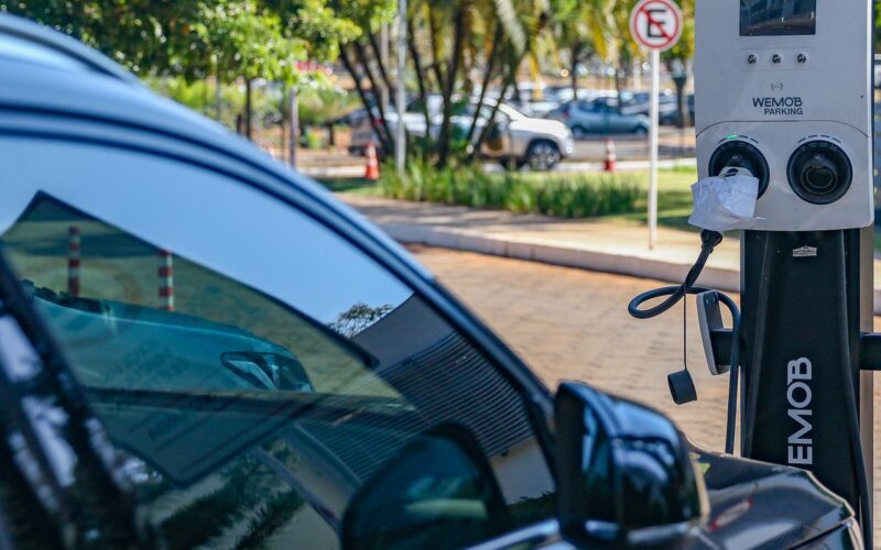 Montadoras apoiam decisão que limita importação de carros elétricos