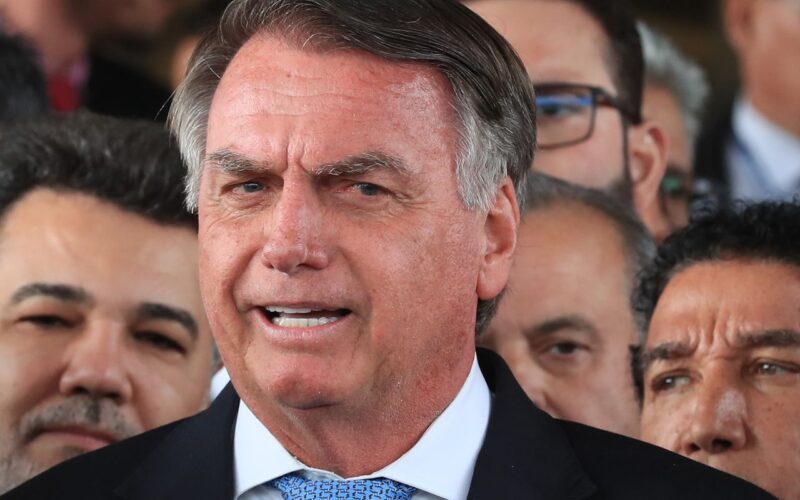 Moraes dá 24 horas para Bolsonaro explicar uso de redes sociais