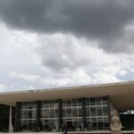 Moraes proíbe uso de farda por réus em depoimento sobre golpe
