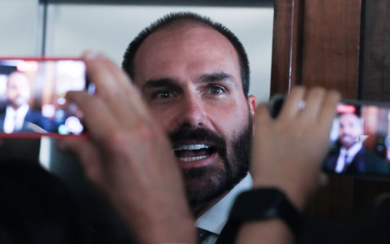 Moraes prorroga inquérito que investiga Eduardo Bolsonaro