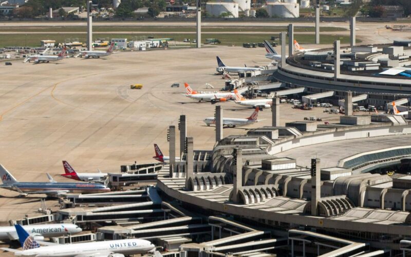 Movimento nos aeroportos brasileiros cresce 10% em 2025