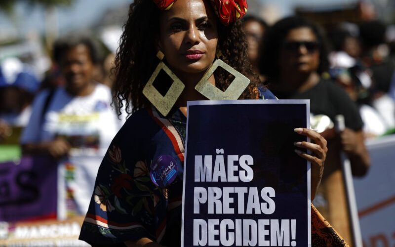 Mulheres negras reivindicam justiça e bem-viver em marcha no Rio