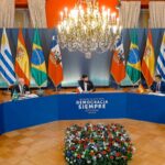 Número de autocracias supera o de democracias no mundo, diz estudo
